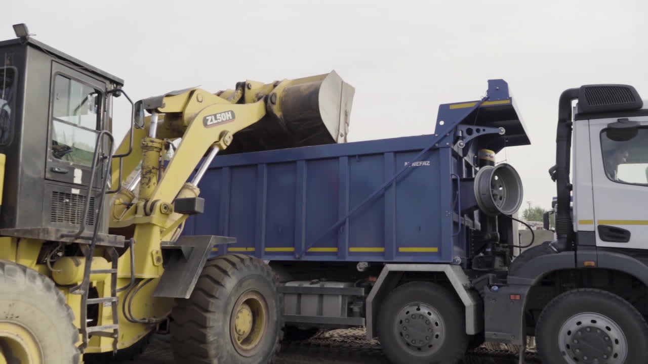 camión de descarga de carga de la excavadora