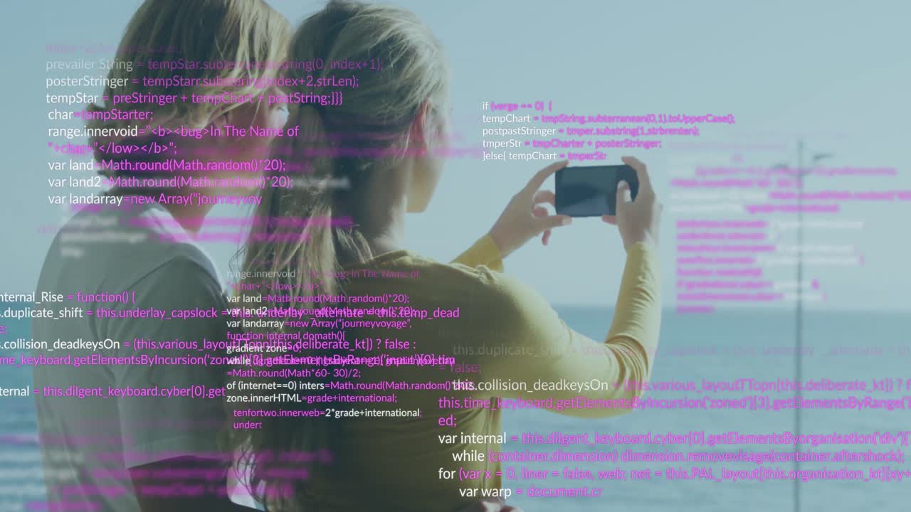 animación del procesamiento de datos sobre una pareja caucásica usando un teléfono inteligente