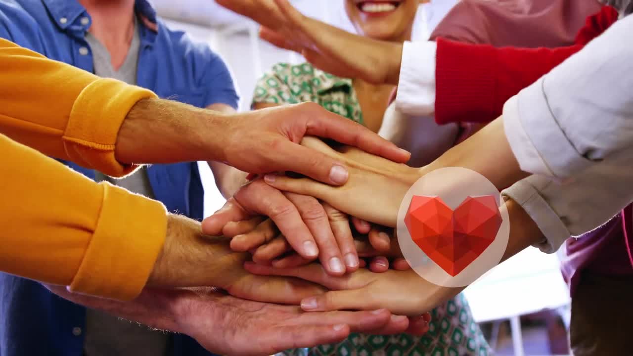 다양한 사무실 동료 들 이 사무실 에서 함께 손 을  ⁇ 고 있는 중간 부분 에 있는  ⁇ 은 심장 아이콘