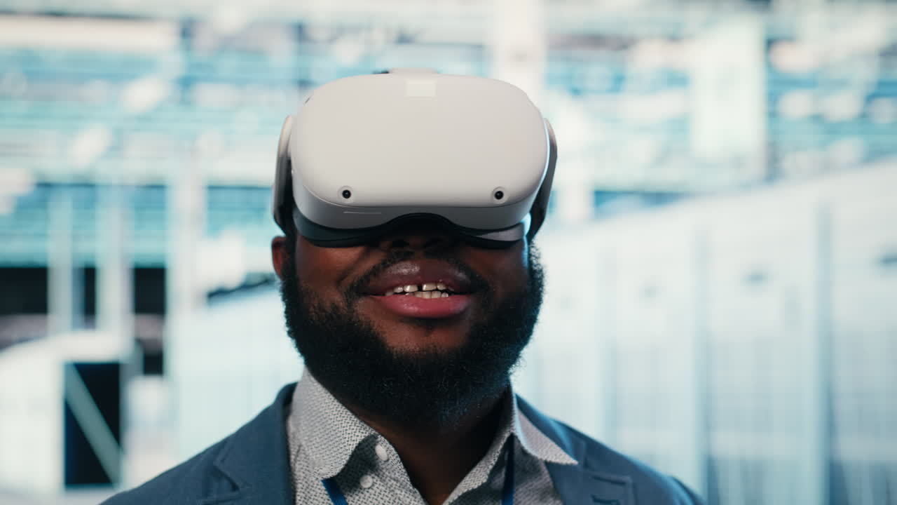 Uomo afroamericano che indossa un visore VR e sorride