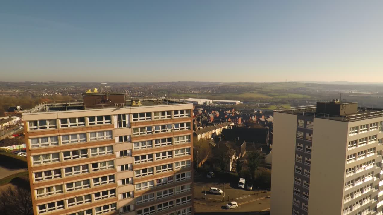 고층 타워 블록, 증가하는 인구를 수용하기 위해 스토크 온 트렌트 시에 지어진 아파트, 의회 주택 위기, 이민 주택의 항공 영상 보기