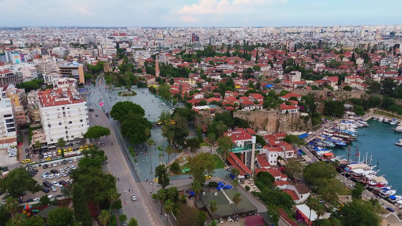 Antalya Türkiye Havadan Drone Dolly Tarihi Şehir Liman Marina Sahil Binaları Manzara Yol Görünümü