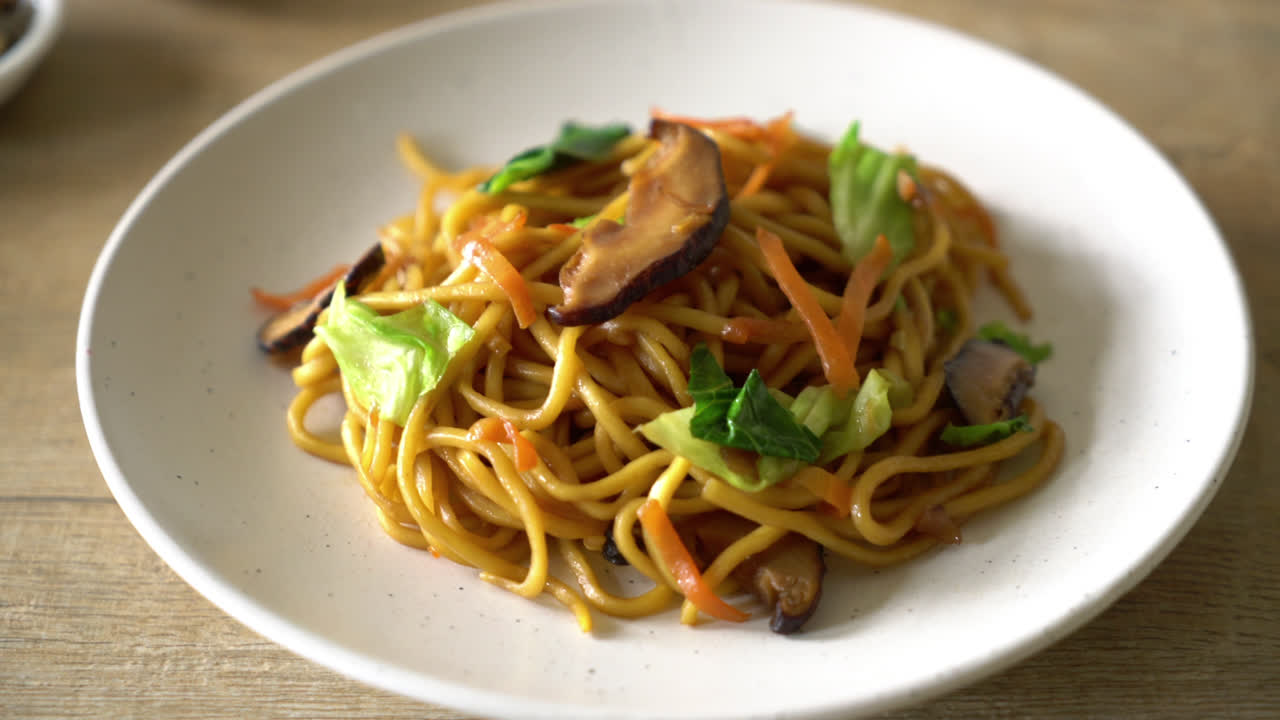 fideos yakisoba salteados con vegetales