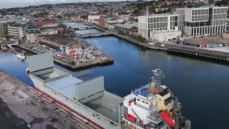 Empty-bulk-freight-ship-moored-at-Kennedy-Marina-in-port-of-Cork,-IRL