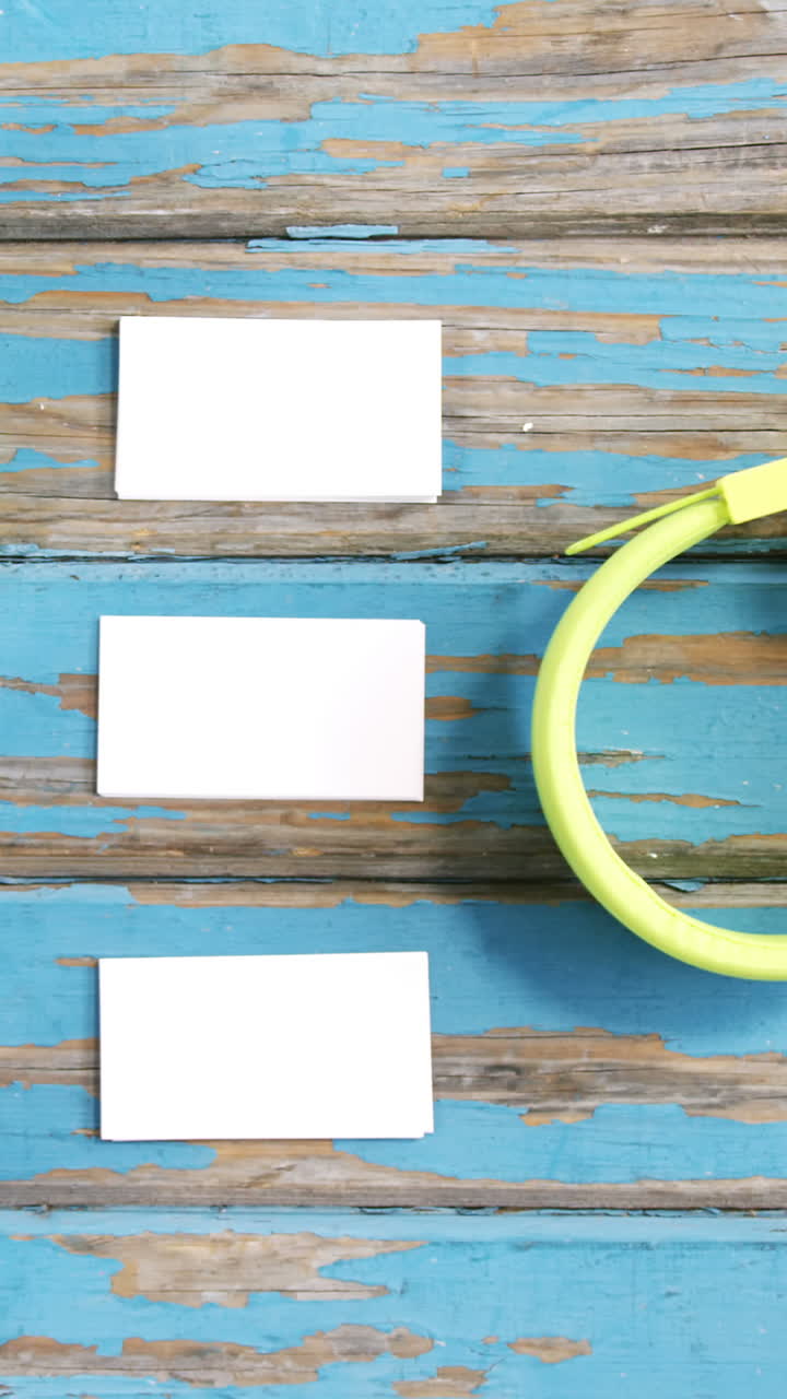 una taza de té, planta de aloe vera, tarjetas de visita y auriculares