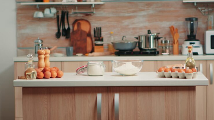 Ingredienti per torta in cucina vuota