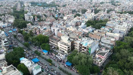 Tomas-Aéreas-De-4k-Del-Mercado-Local-Dominical-En-Los-Suburbios-Residenciales-De-Nueva-Delhi-En-Un-Hermoso-Día-Deslizándose-Sobre-Tejados,-Calles,-Parques-Y-Mercados-En-La-India