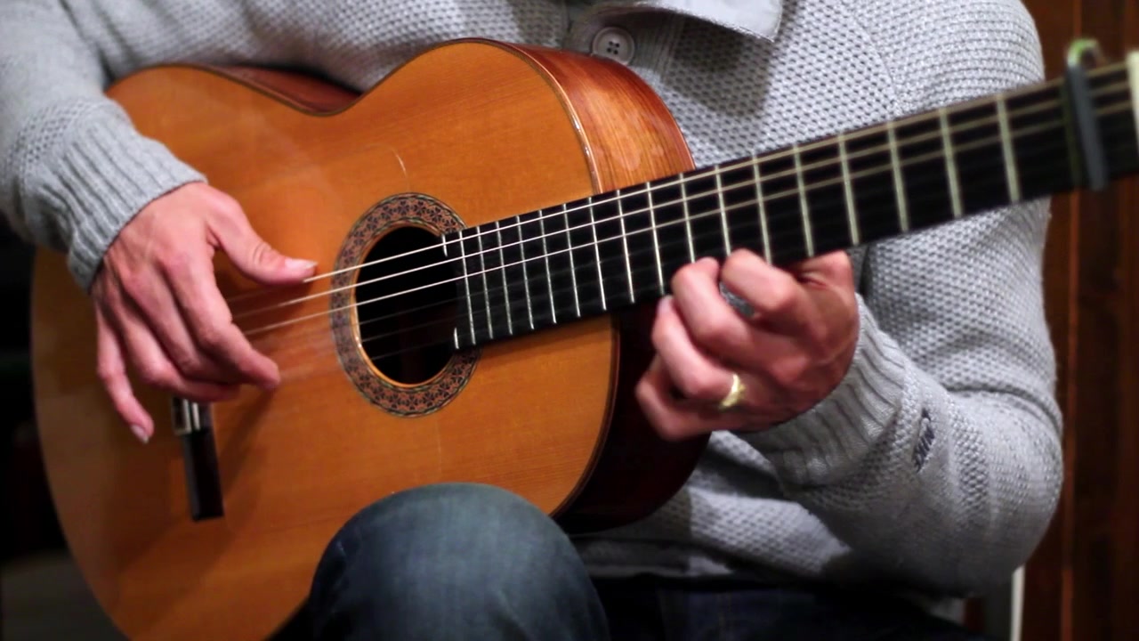Las manos de un guitarrista flamenco en acción, destacando el ritmo, la pasión y la tradición