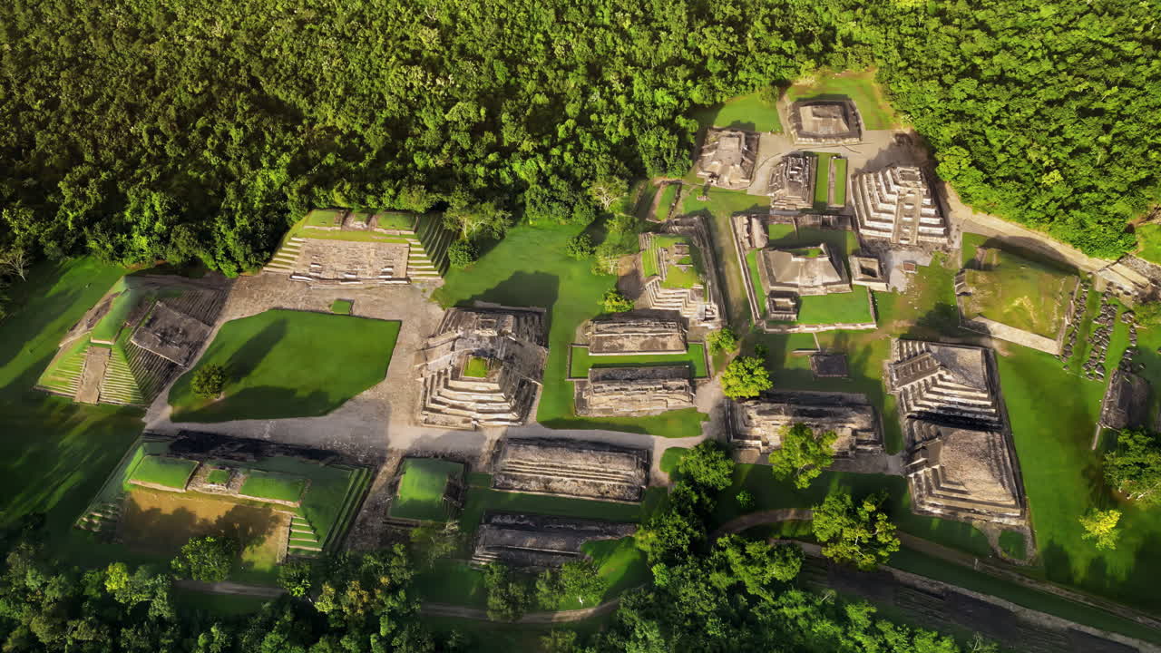 Vista aerea da drone di antiche rovine Maya nascoste in una fitta giungla verde