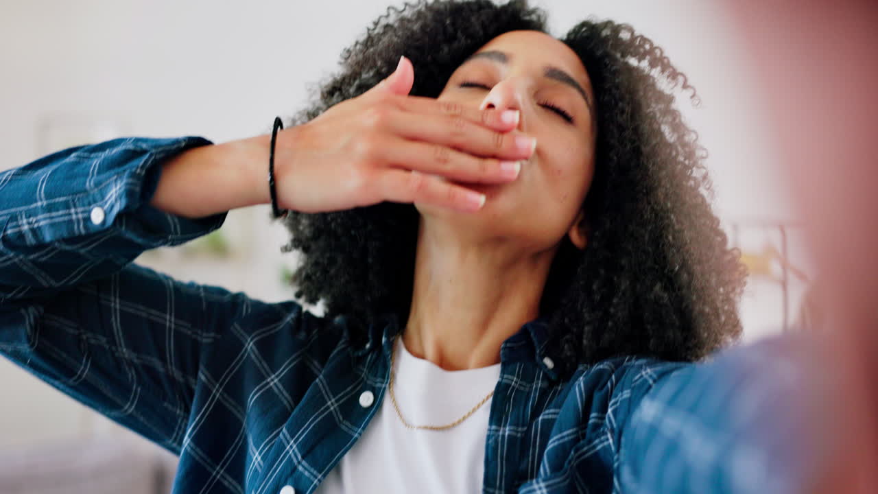 paz, beijo e selfie por mulher negra em um sofá