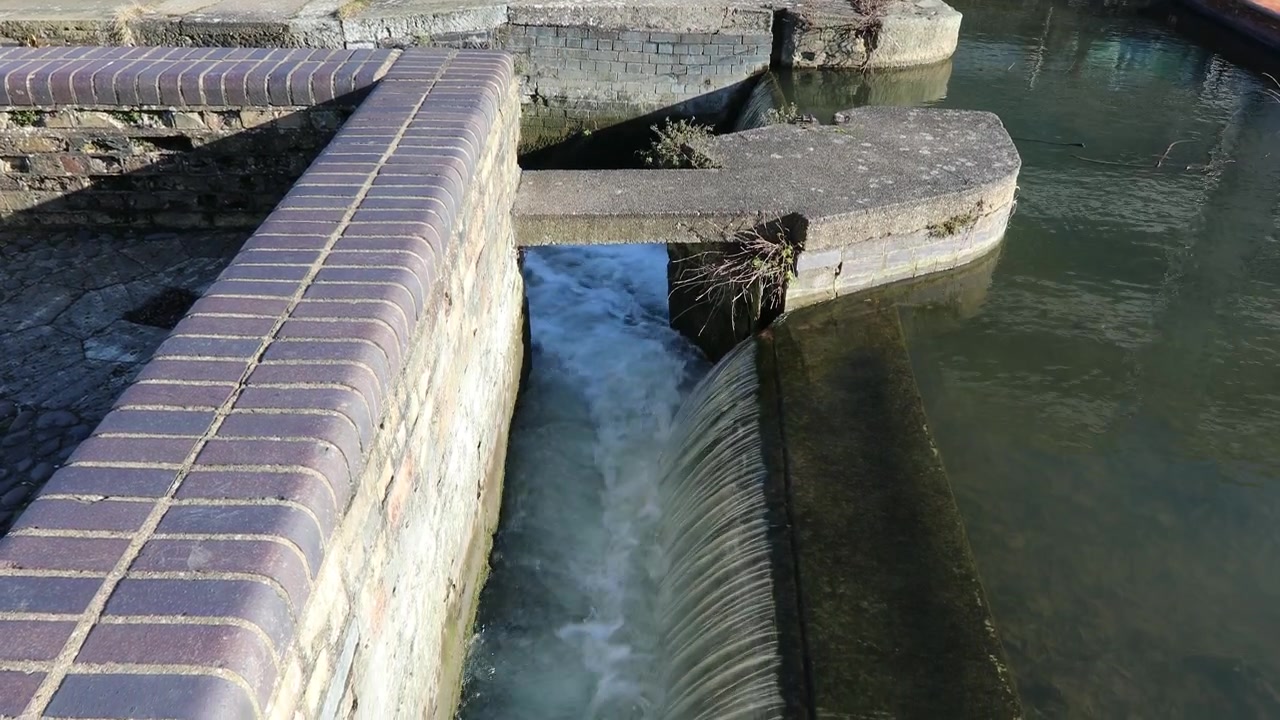 Acqua che scorre nel fiume Cam