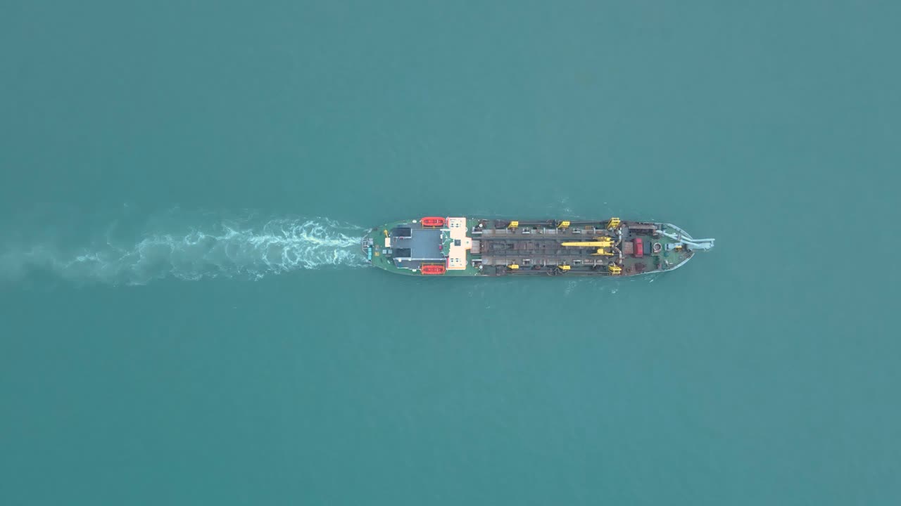 라고스 해역의 대서양에서 항해 중인 화물선