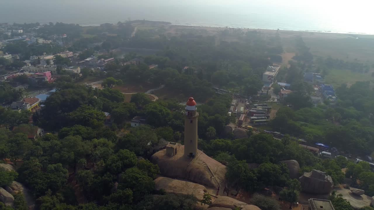faro de mamallapuram situado entre los famosos templos de la era pallava cortados en roca, vista aérea tomada con drones phantom 4 pro 4k