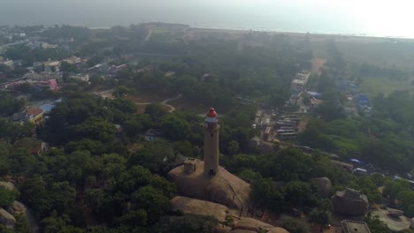 faro de mamallapuram situado entre los famosos templos de la era pallava cortados en roca, vista aérea tomada con drones phantom 4 pro 4k