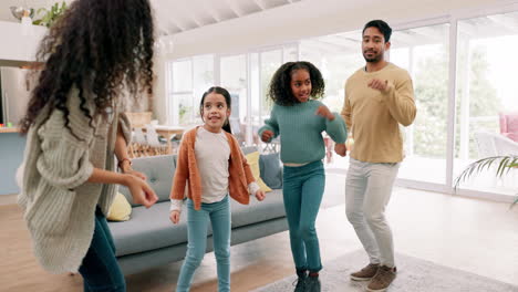 padres, niños y bailar con una familia