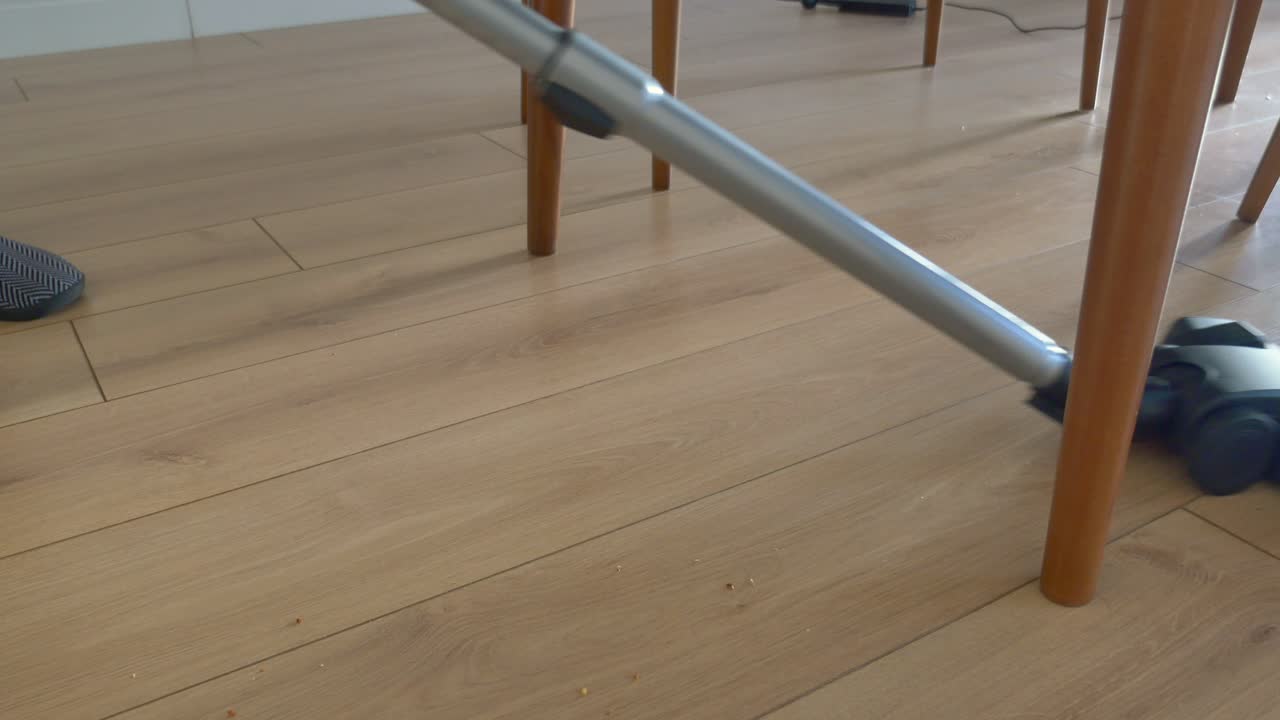 나무 바닥을 청소하는 진공청소기의 클로즈업