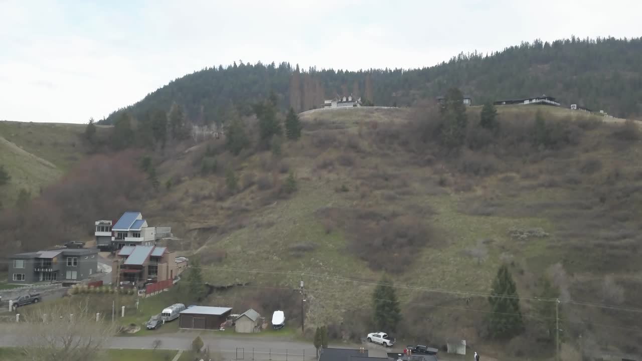 una toma aérea de una casa con vistas a un lago
