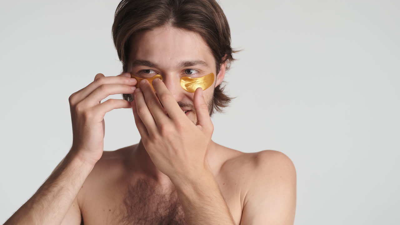 색 바탕에 카메라 앞에 있는 백인 남자.