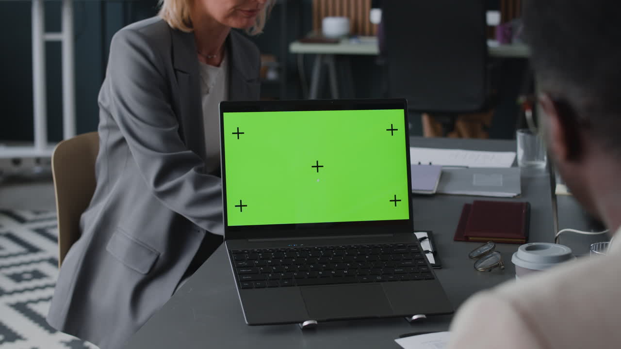 reunión de negocios con portátil de pantalla verde