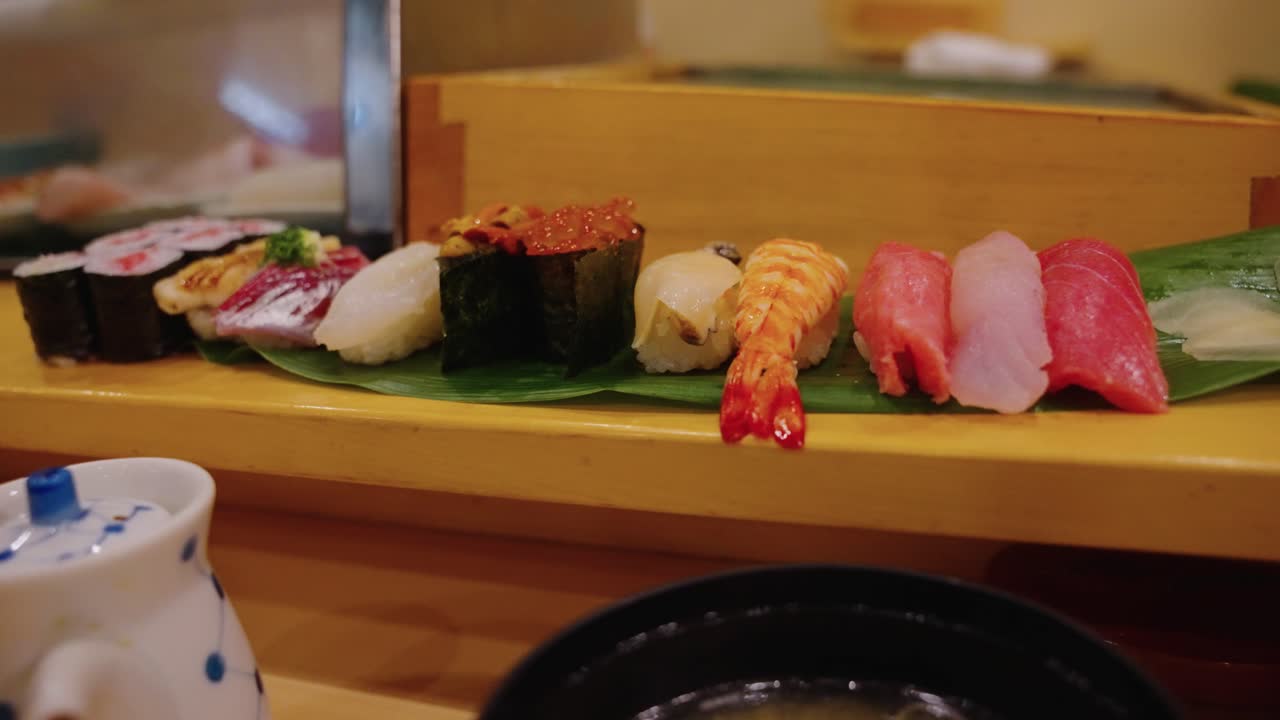 restaurante de sushi gourmet de 4k, curso especial en los mercados de toyosu japón