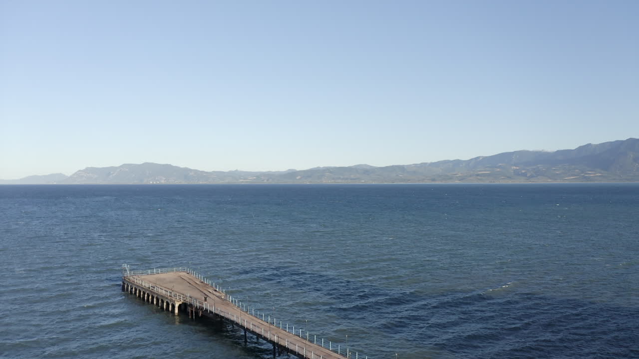 항공 플라이오버: 그리스 에게 해 연안 에 있는 팬 모양 의 콘크리트 기지