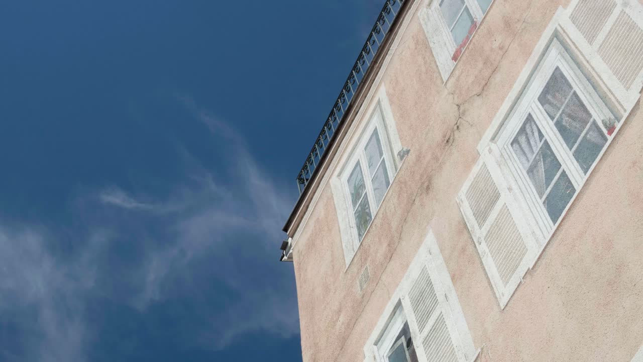 Dettagli di un edificio residenziale tradizionale sotto un cielo azzurro limpido a Limoges. Vista dal basso