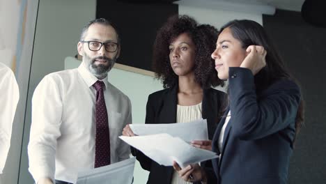 tres socios comerciales discutiendo el plan de marketing de la empresa