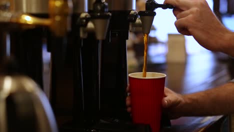 primer plano de verter una taza de café