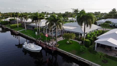 Häuser-Am-Wasser-Mit-Bootsanlegern-Und-Palmen-In-Florida