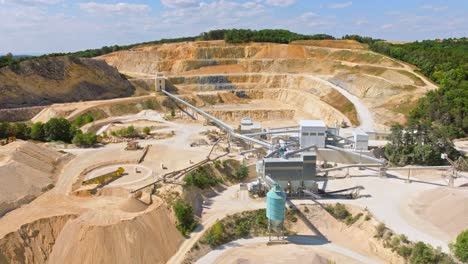 planta de minería y procesamiento, edificio industrial en cantera de piedra y cal - retirada aérea