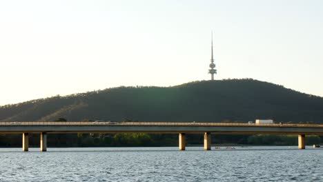 Timelapse-Del-Lago-Burley-Griffin-Con-Vista-De-La-Torre-De-La-Montaña-Negra-En-Canberra,-Australia