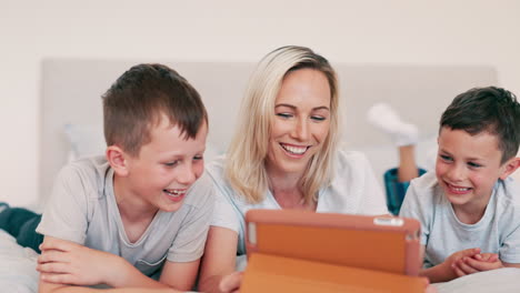 Mutter,-Kinder-Und-Lachen-Mit-Tablet-Im-Schlafzimmer