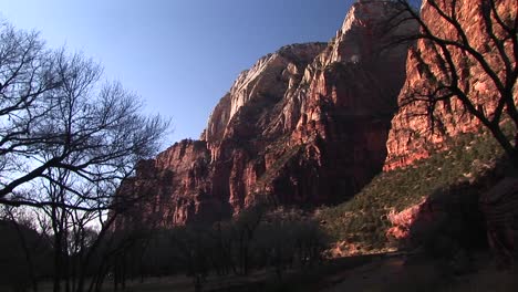 Panup-De-Una-Enorme-Pared-Rocosa-En-El-Parque-Nacional-De-Zion,-Utah