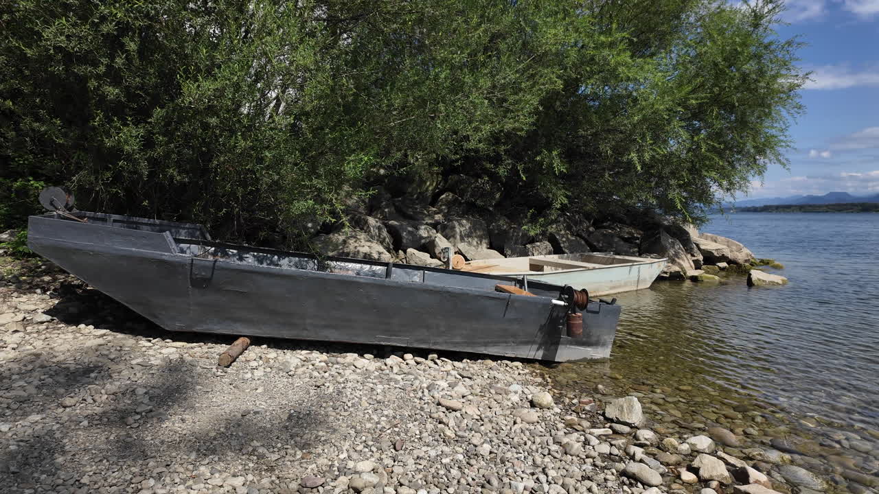 나무  의 바위 가 있는 호수 연안 에 있는 은 배 들