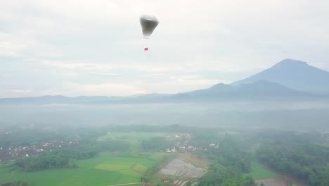 pemandangan udara balon tradisional indonesia dengan bendera indonesia