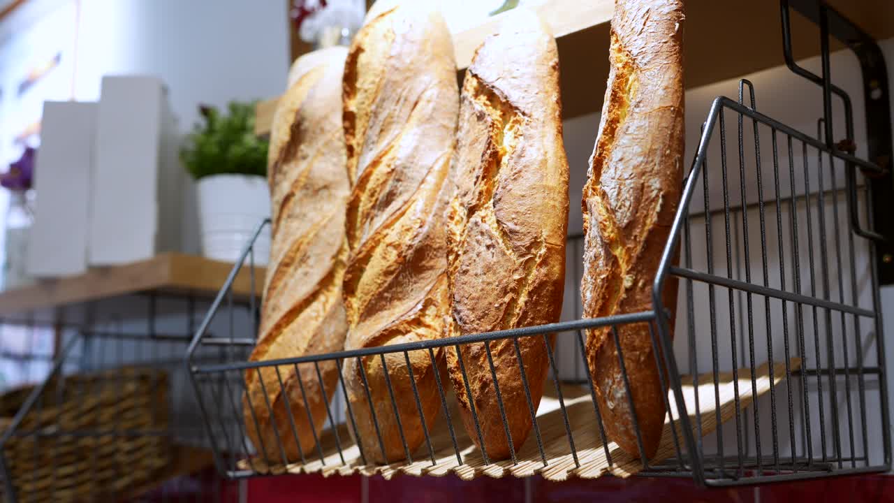 Baguette Appena Sfornate Esposte in una Panetteria