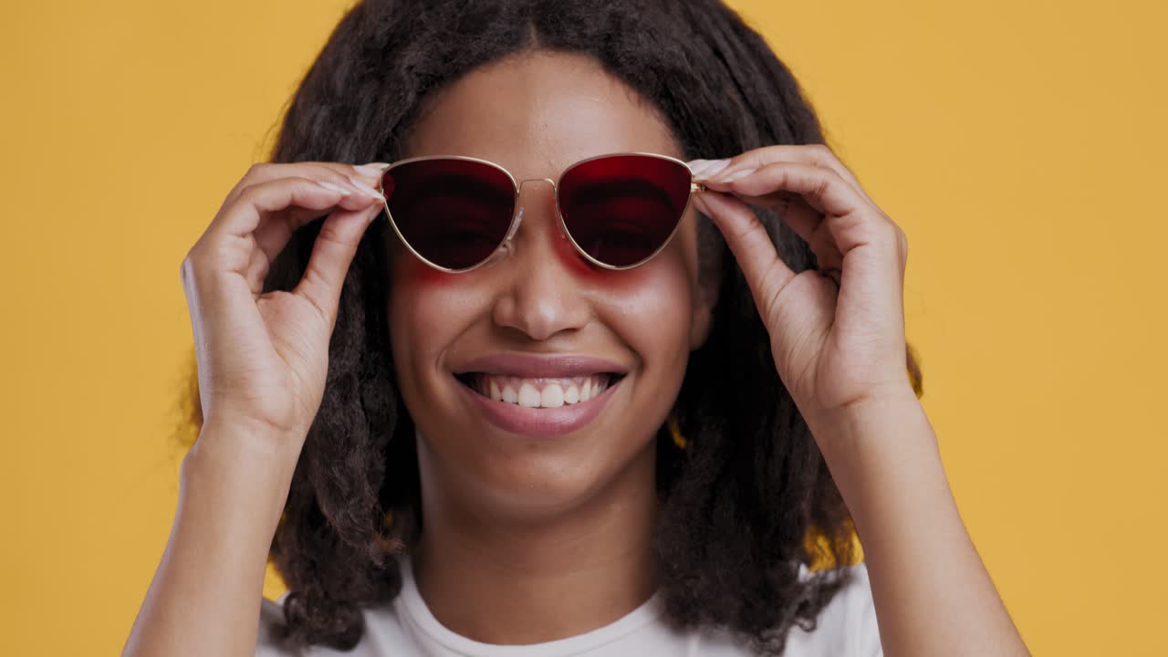 mujer sonriente con gafas de sol