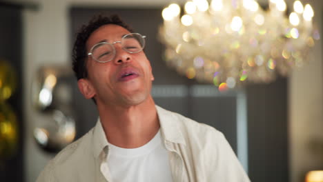 hombre feliz en una fiesta
