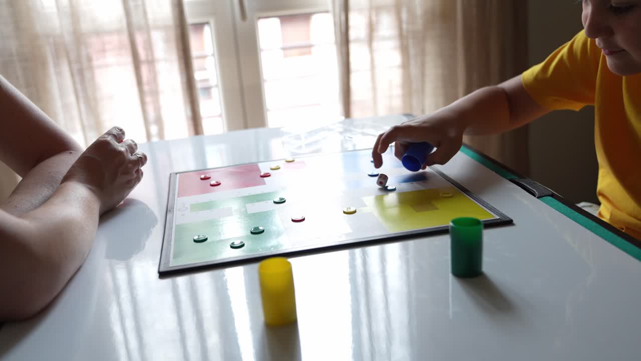 Gioco da tavolo in corso al chiuso