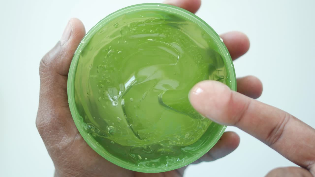 gel de aloe vera en el recipiente