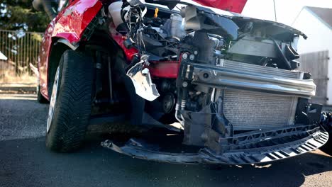 coche rojo con el extremo delantero dañado debido a la colisión