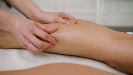 Physiotherapeut-Gibt-Eine-Massage