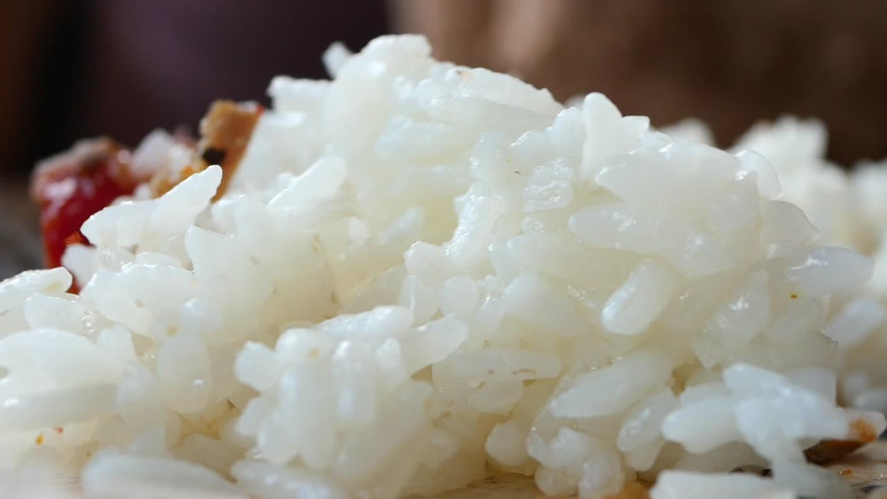 primer plano de un plato de arroz blanco