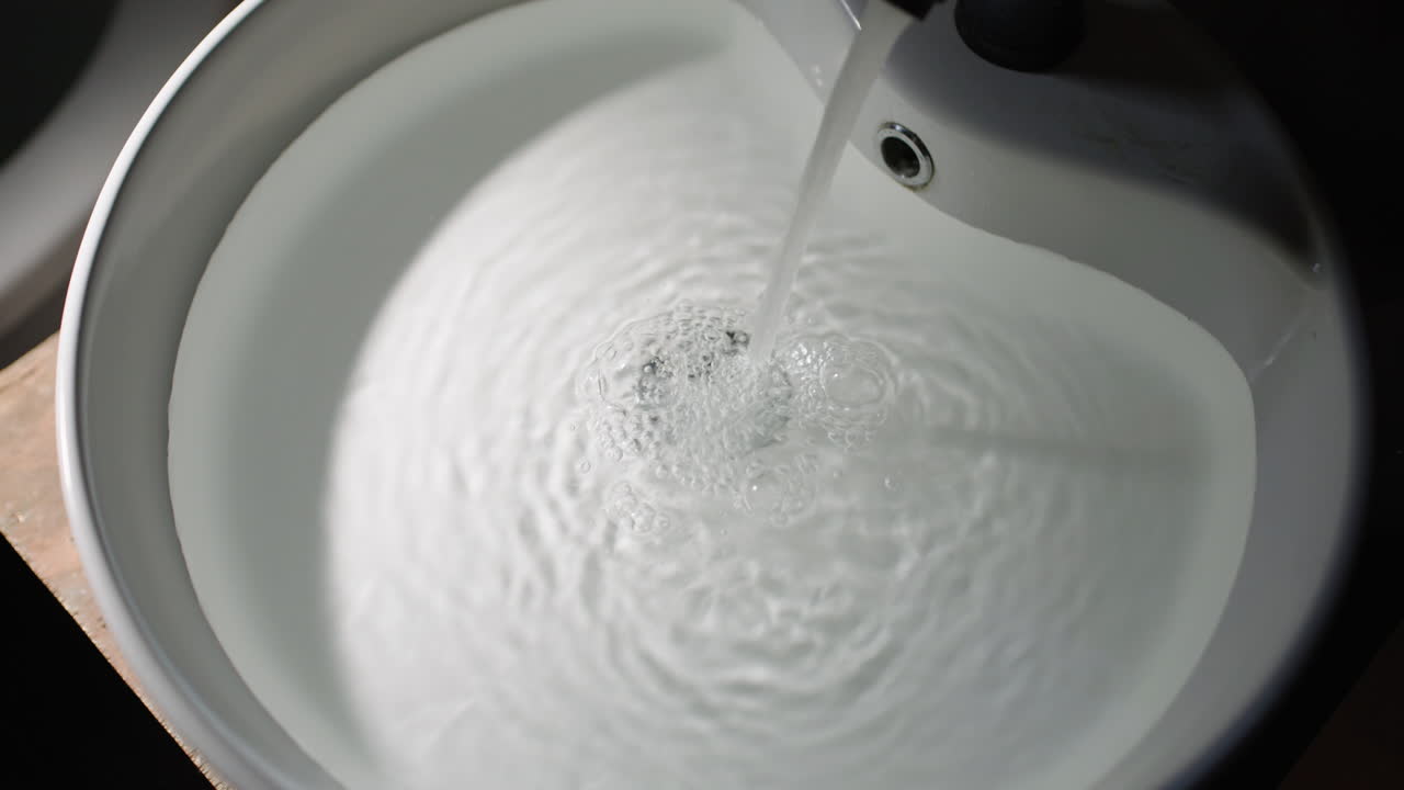 агрессивный водопроводный кран, который вот-вот перельется через край.