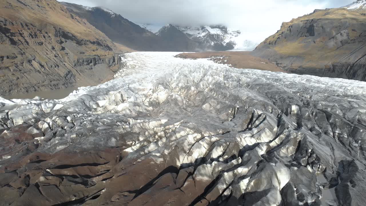 toma aérea cinematográfica lenta que vuela hacia la base de un glaciar