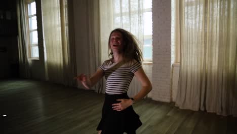 Clip-Corto-De-Adolescente-Bailando-En-El-Estudio-A-Cámara-Lenta