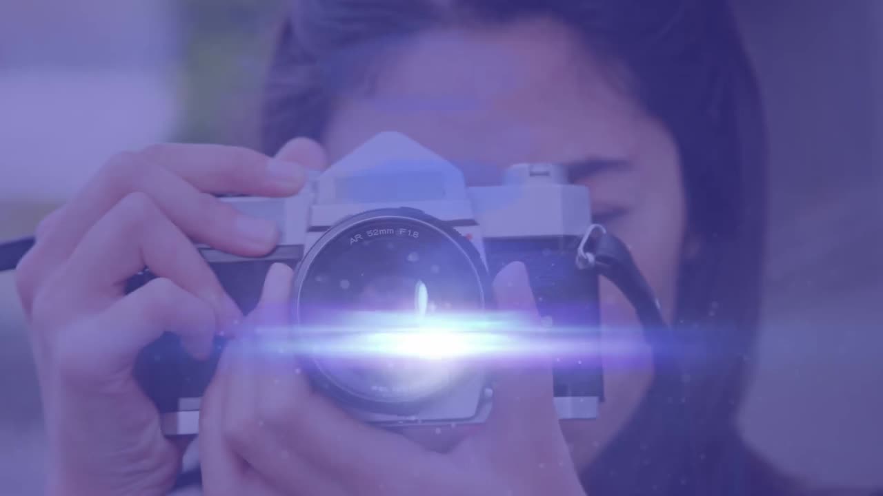 카메라를 가진 두 인종의 여성 사진작가에 대한 빛의 애니메이션