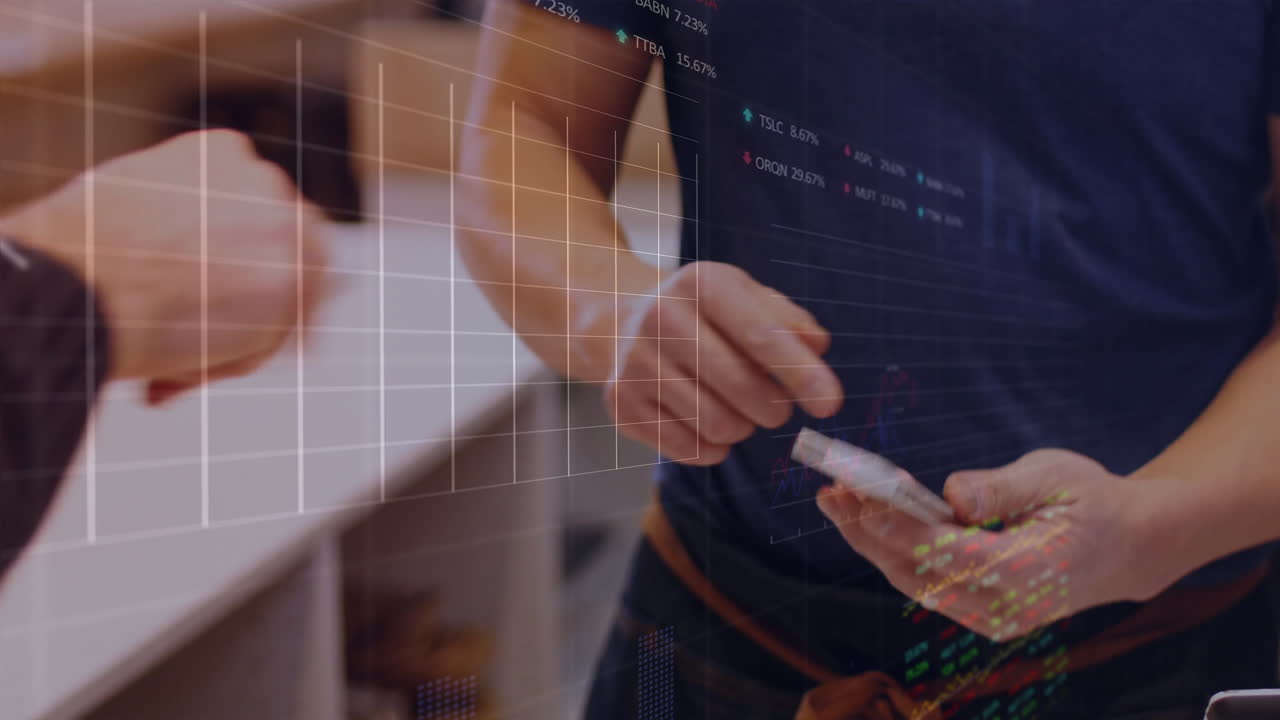 animación del procesamiento de datos financieros sobre diversas personas que pagan con tarjeta de crédito.