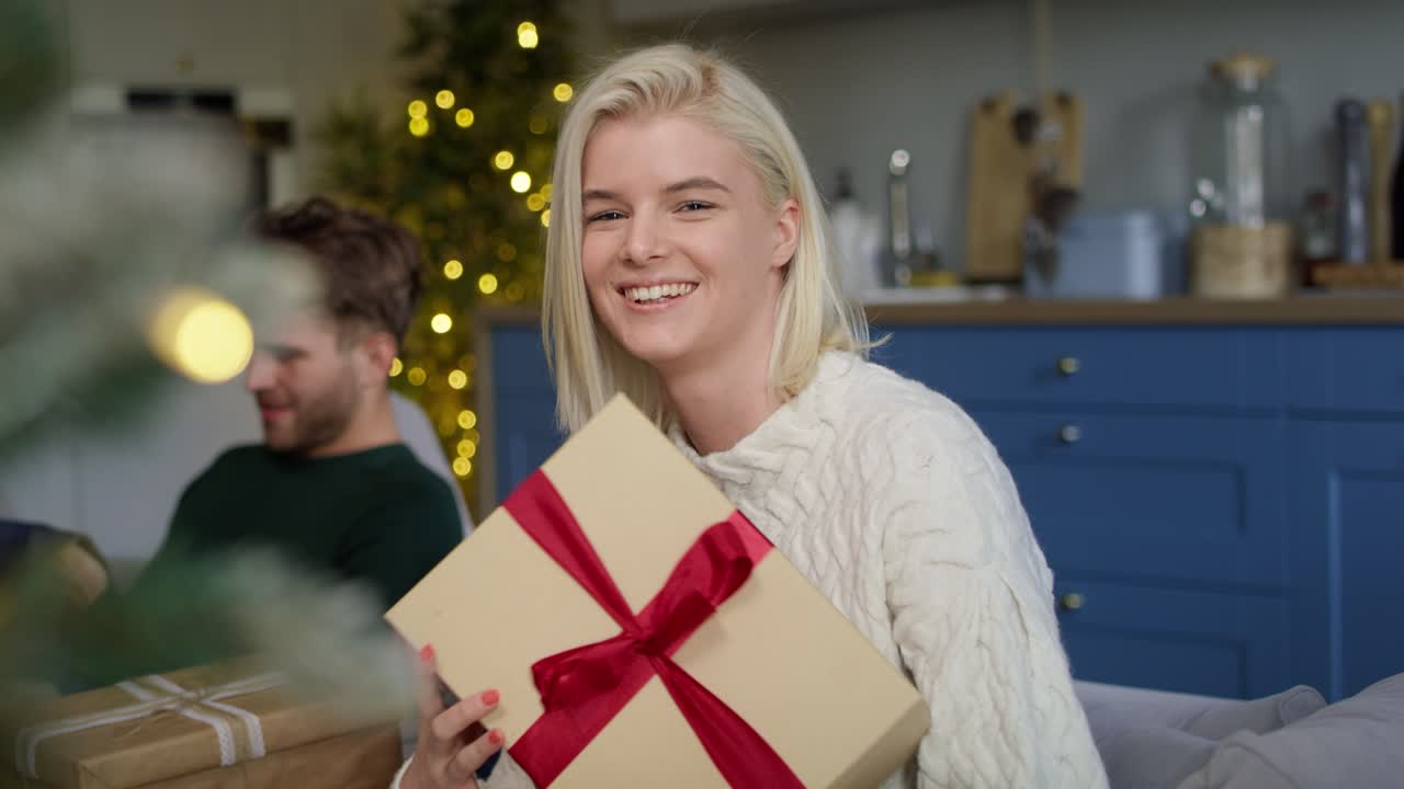 retrato de una mujer alegre con un regalo de navidad