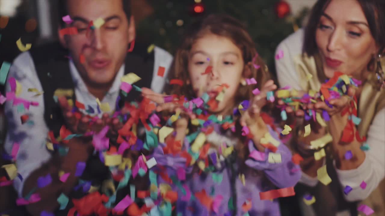 familia celebrando la Navidad
